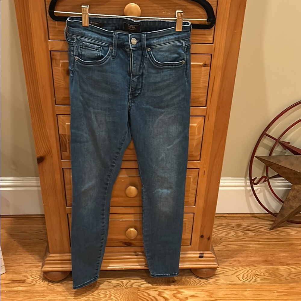 NYDJ Women’s Ami skinny Jeans. Dark wash size 0p.